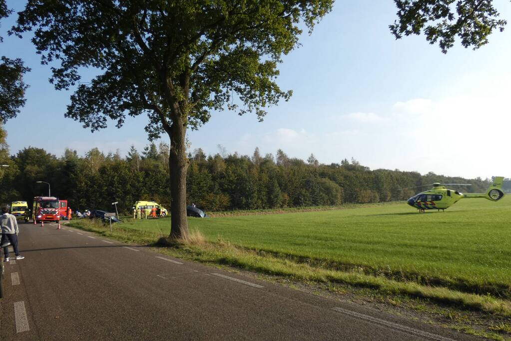 Twee auto's in de sloot door ongeval