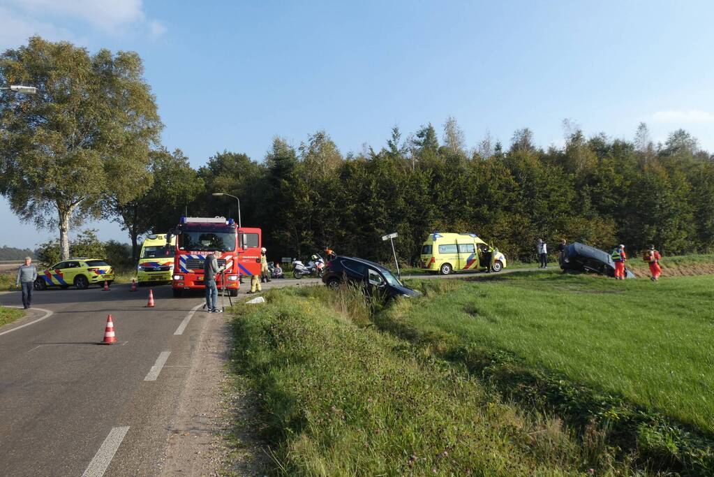 Twee auto's in de sloot door ongeval