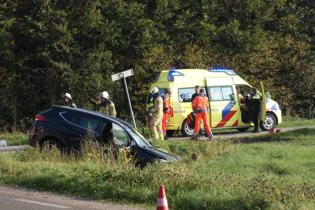 Twee auto's in de sloot door ongeval