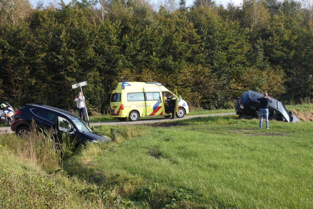 Twee auto's in de sloot door ongeval
