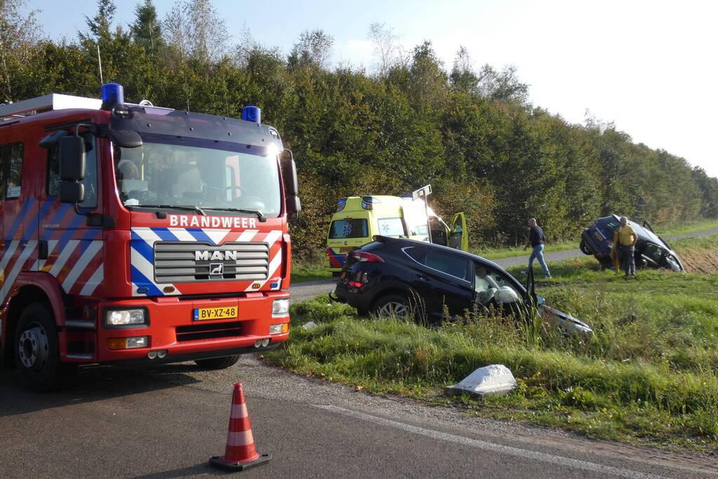 Twee auto's in de sloot door ongeval