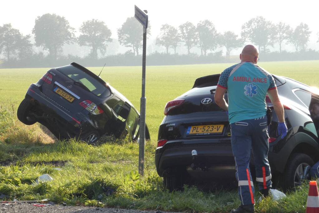 Twee auto's in de sloot door ongeval