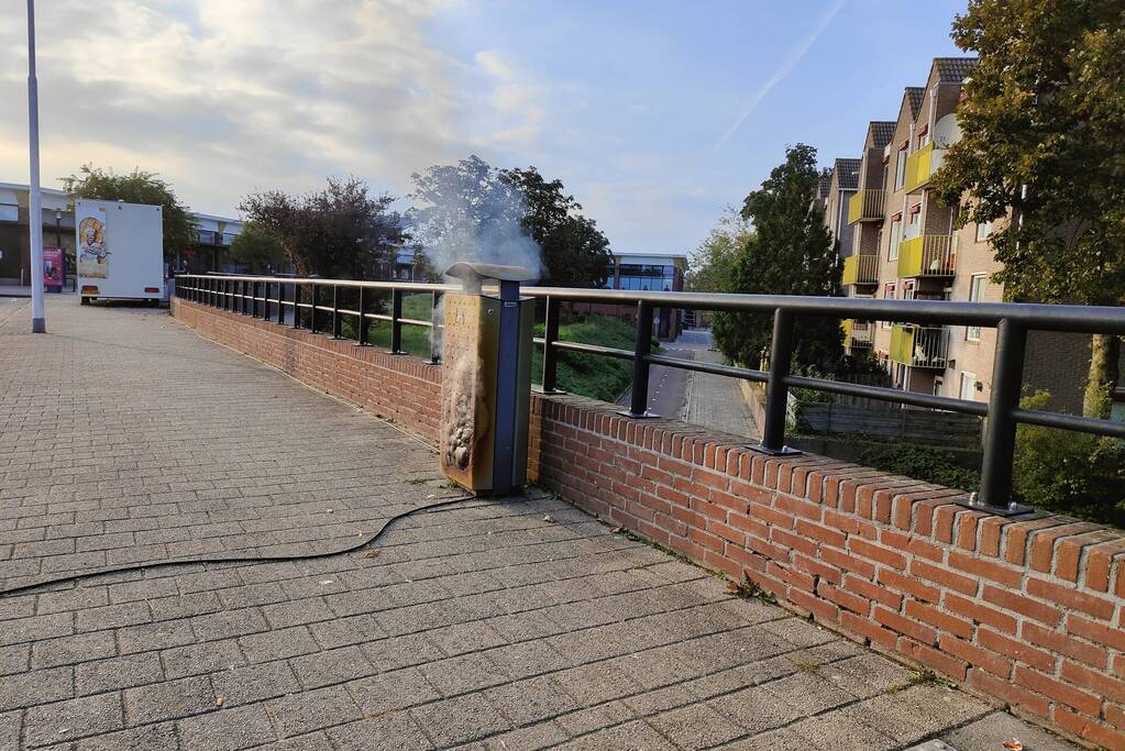 Prullenbak in brand op parkeerterrein