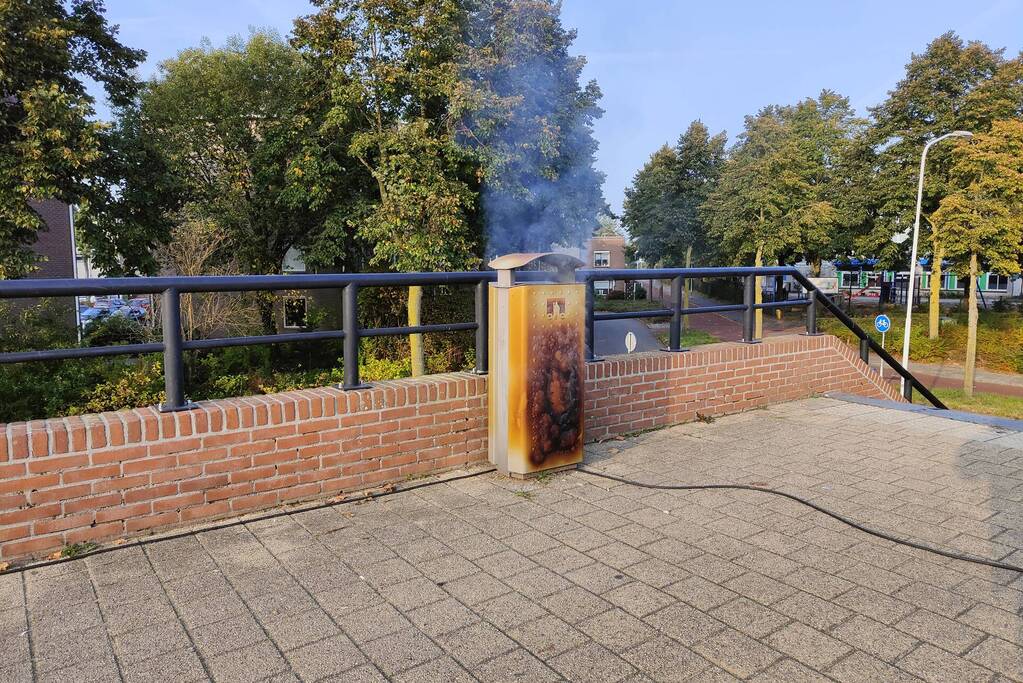 Prullenbak in brand op parkeerterrein