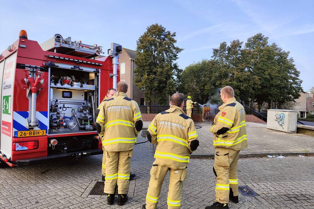 Prullenbak in brand op parkeerterrein