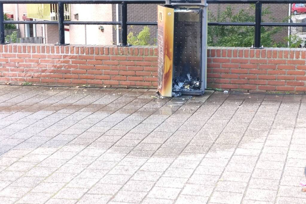 Prullenbak in brand op parkeerterrein