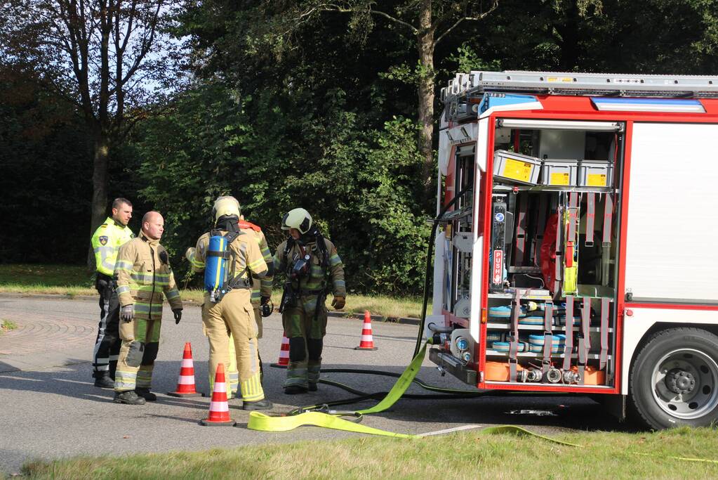 Auto vat vlam op rotonde