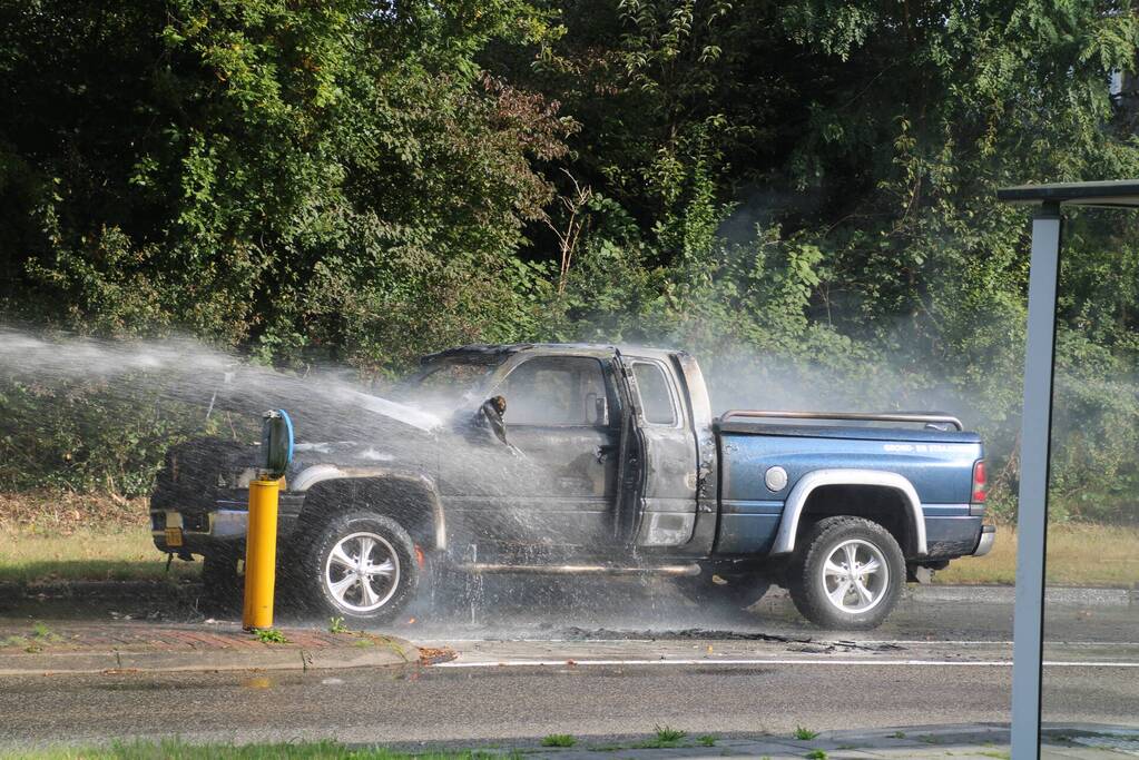 Auto vat vlam op rotonde