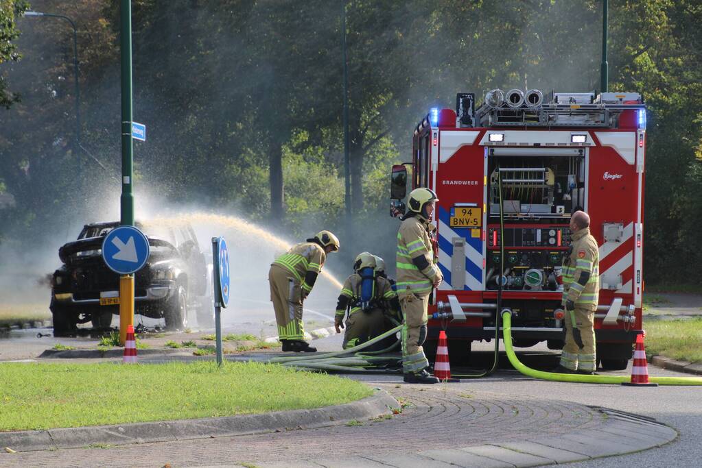 Auto vat vlam op rotonde