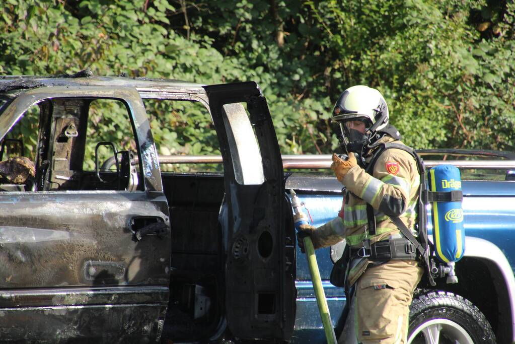 Auto vat vlam op rotonde