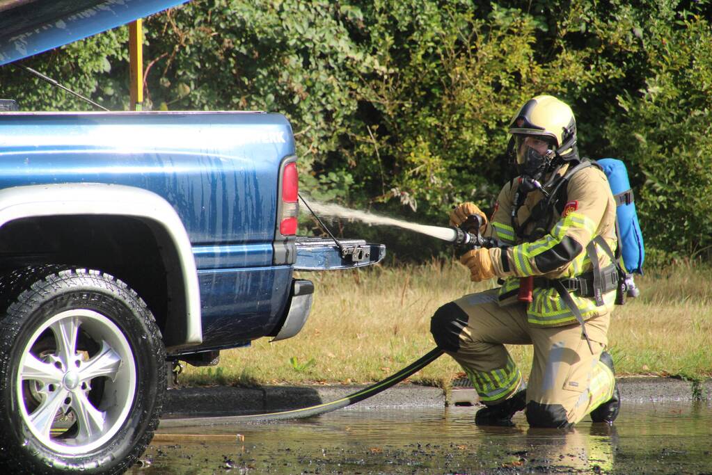 Auto vat vlam op rotonde