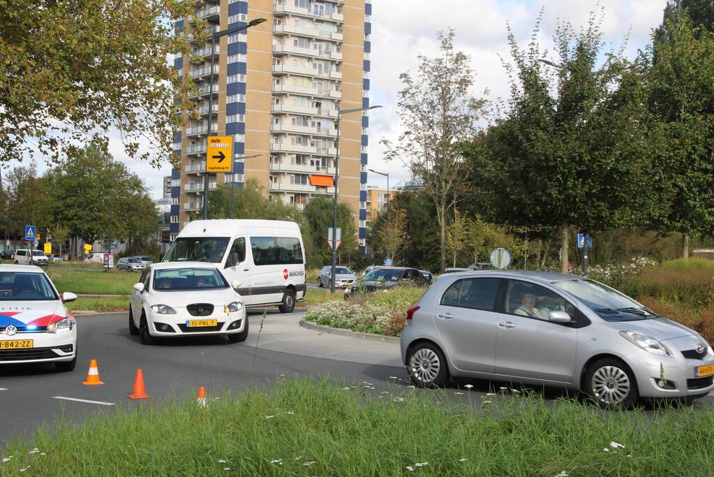 Jongedame op fiets aangereden op rotonde