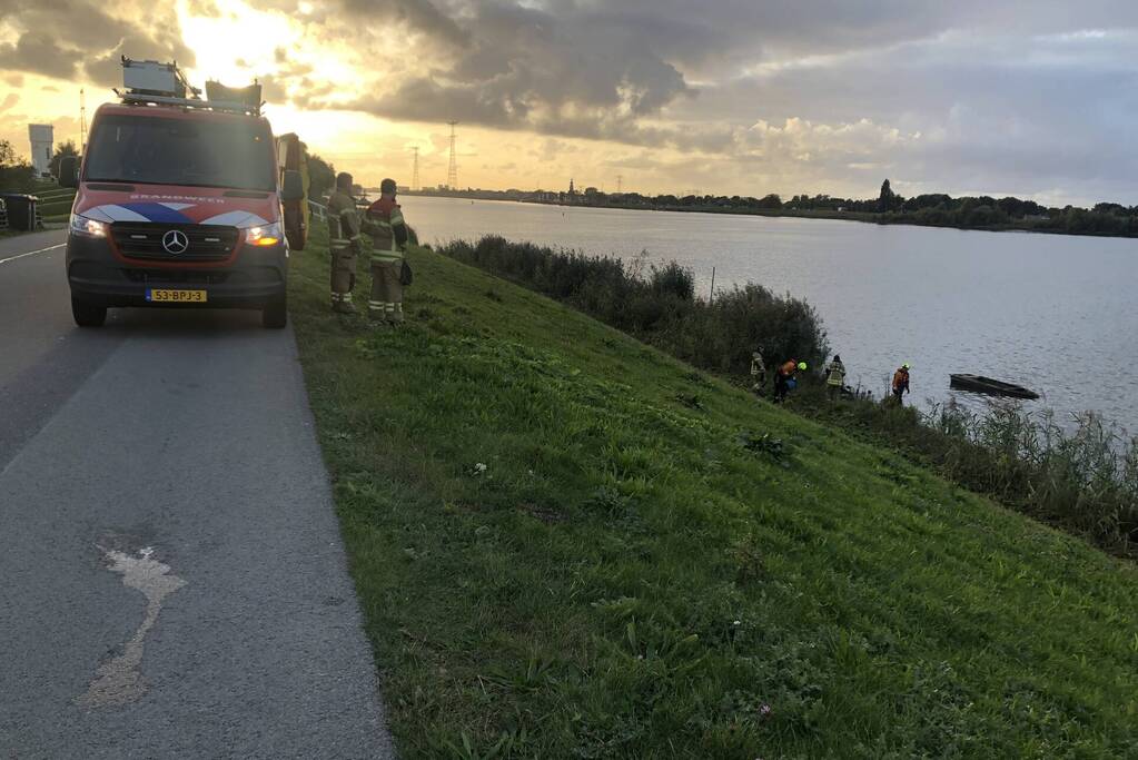 Hulpdiensten ingezet voor gezonken boot
