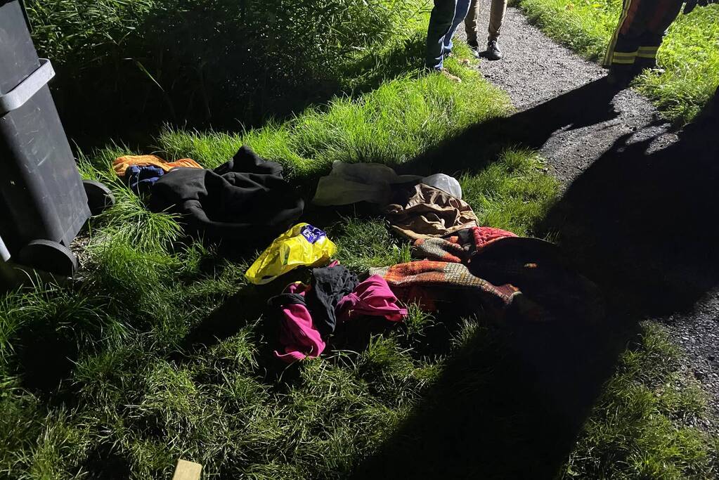 Inzet hulpdiensten na kledingvondst bij meer