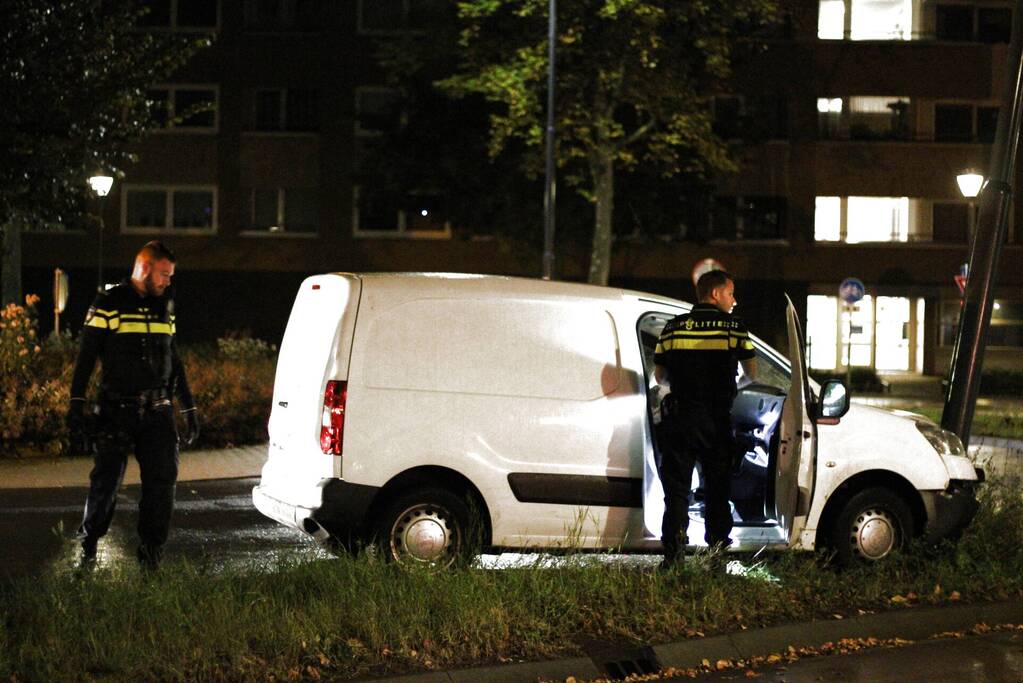 Bestuurder eindigt tegen verkeerspaal