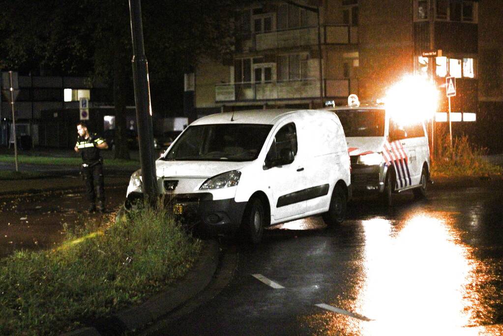 Bestuurder eindigt tegen verkeerspaal
