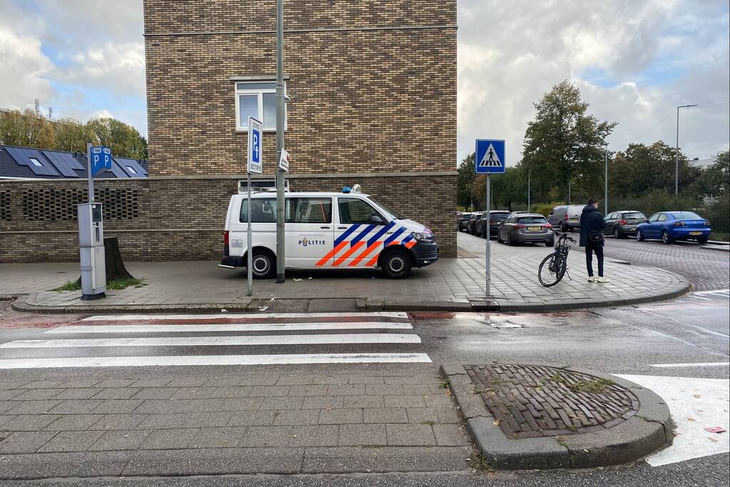 Twee getinte jongens in PostNL-kleding plegen woningoverval