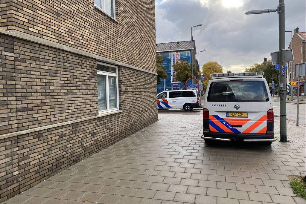 Twee getinte jongens in PostNL-kleding plegen woningoverval