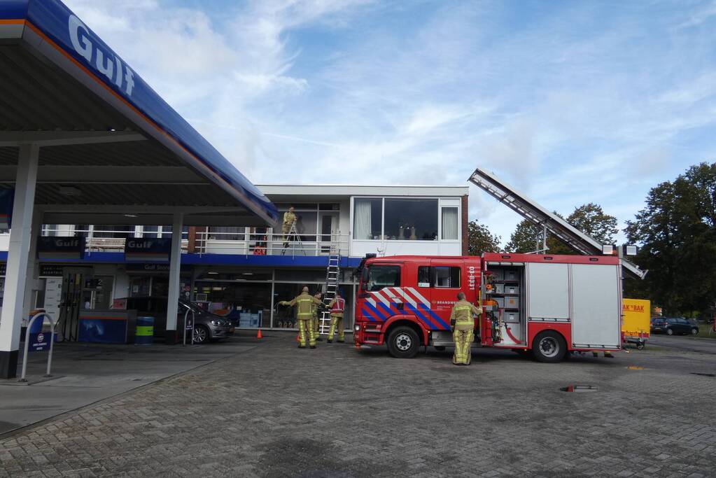 Gewonde zwaan gered van dak Gulf-tankstation
