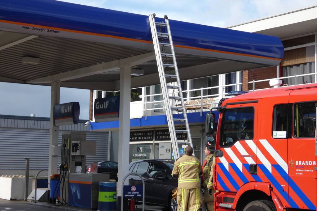 Gewonde zwaan gered van dak Gulf-tankstation