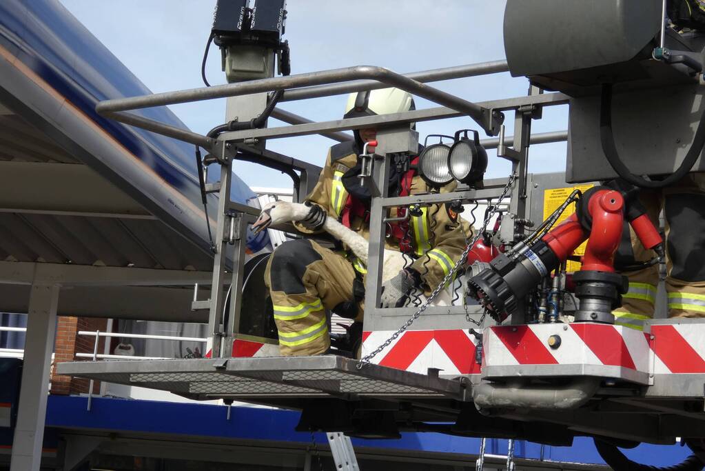 Gewonde zwaan gered van dak Gulf-tankstation