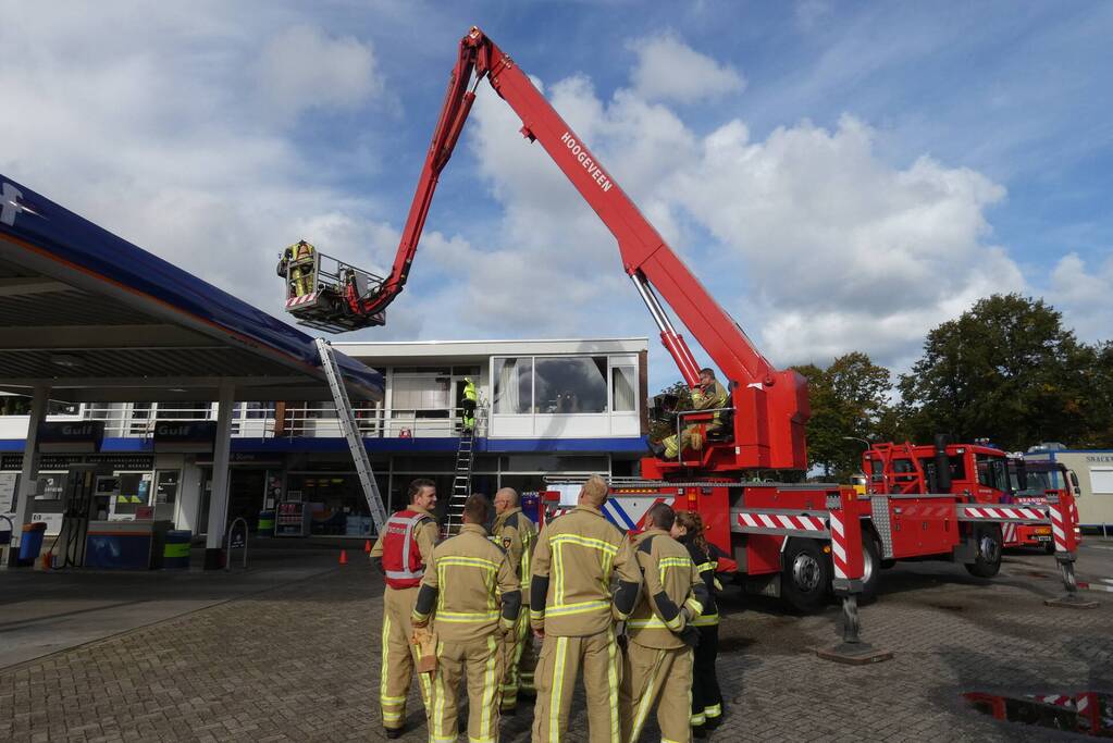 Gewonde zwaan gered van dak Gulf-tankstation