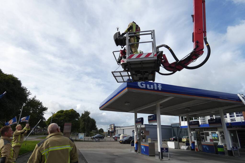 Gewonde zwaan gered van dak Gulf-tankstation