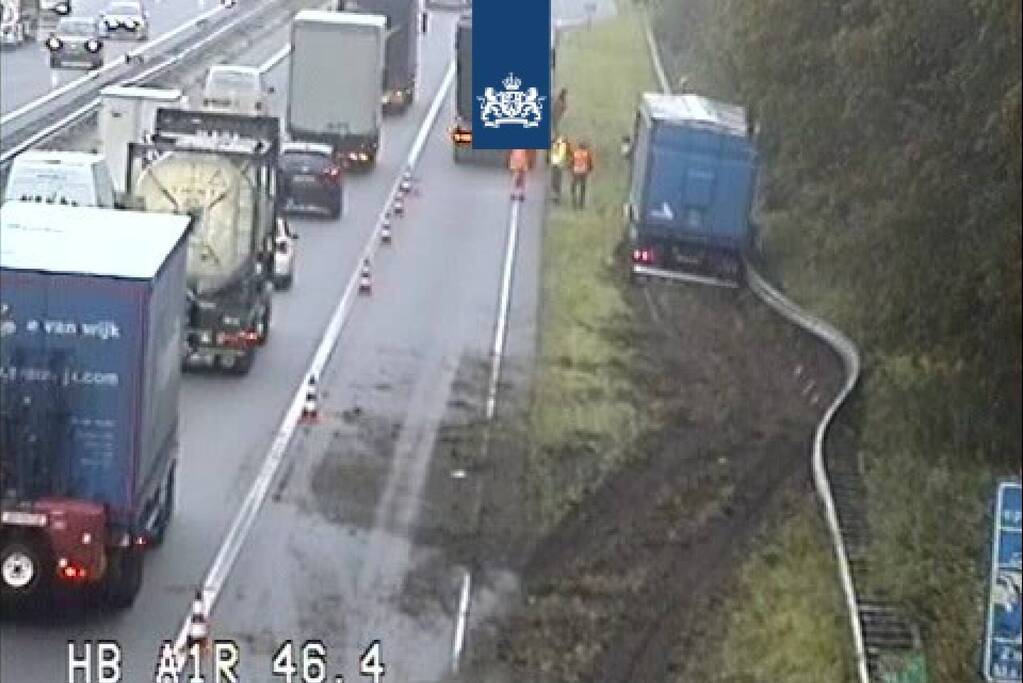 Vrachtwagen rijdt zich vast in berm