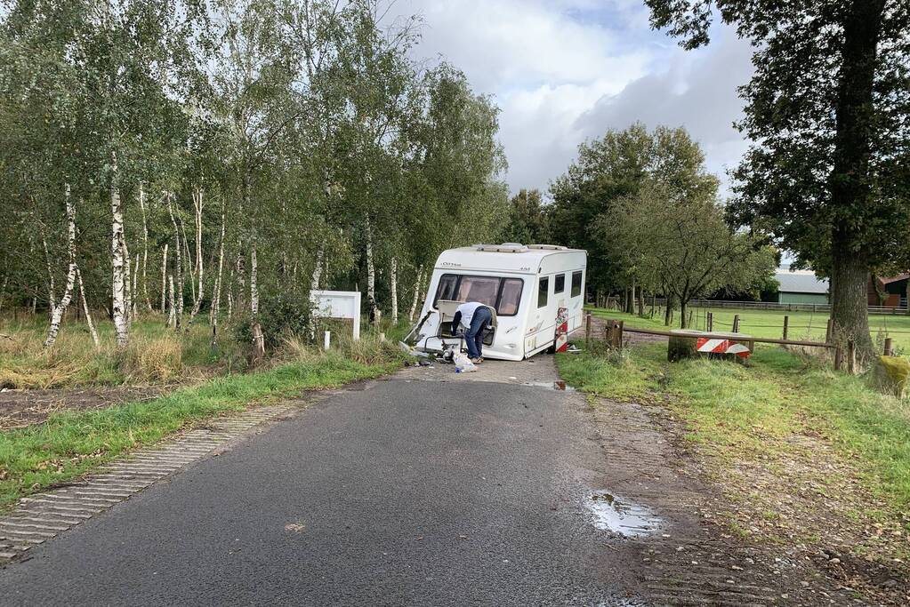 Automobilist rijdt caravan vast tussen grenspalen