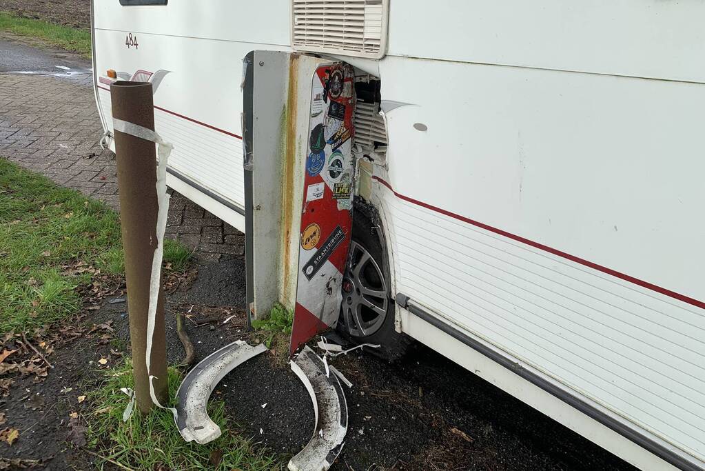 Automobilist rijdt caravan vast tussen grenspalen