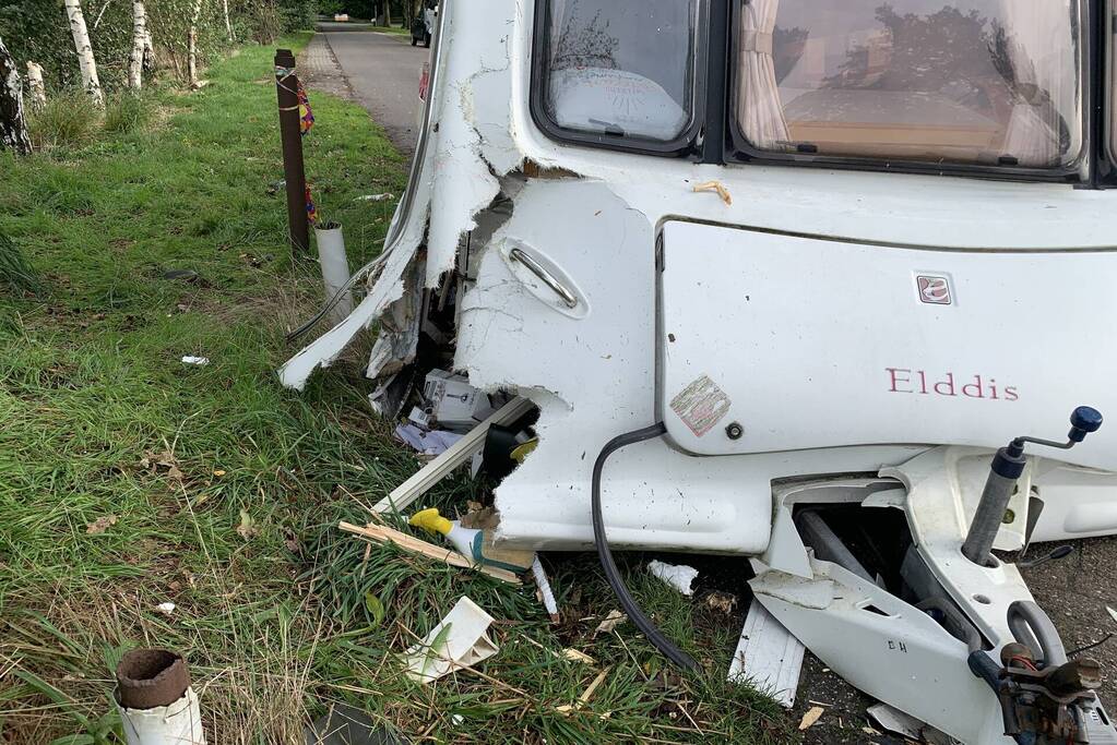 Automobilist rijdt caravan vast tussen grenspalen
