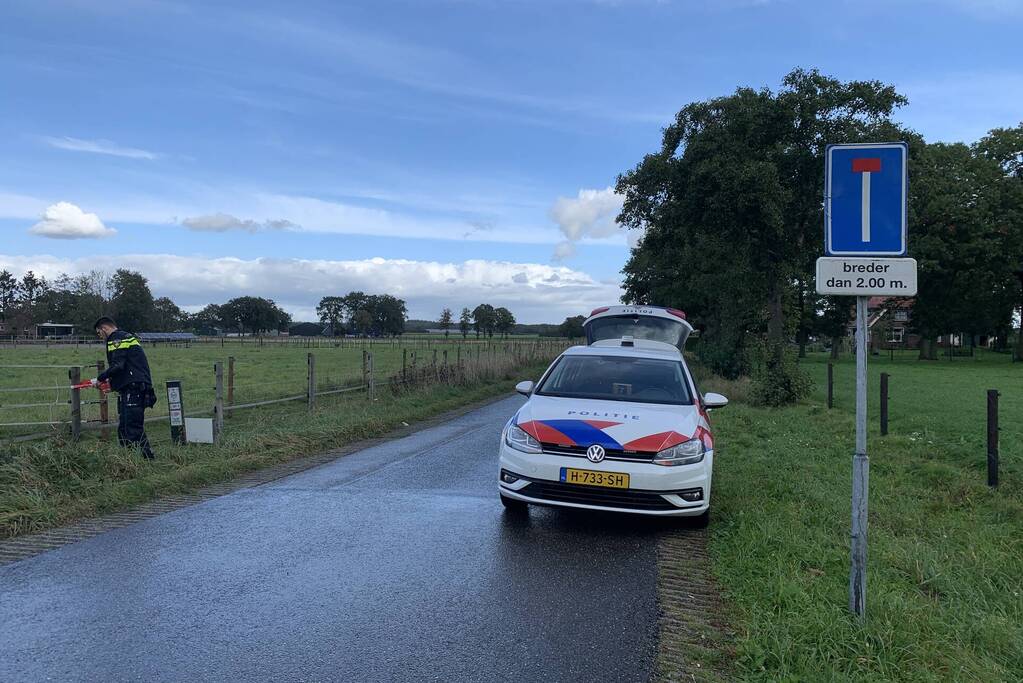 Automobilist rijdt caravan vast tussen grenspalen