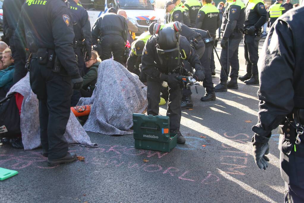 Opnieuw zorgen klimaatactivisten voor verkeershinder