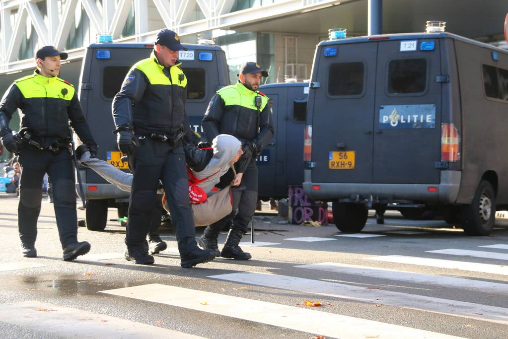 Opnieuw zorgen klimaatactivisten voor verkeershinder