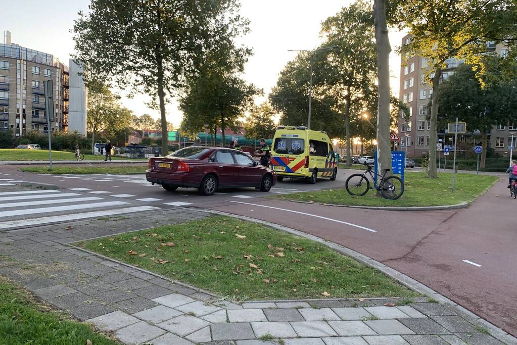 Overstekende mountainbiker botst met auto