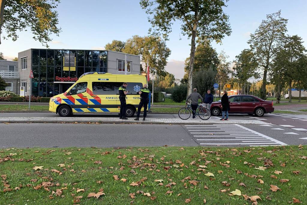 Overstekende mountainbiker botst met auto