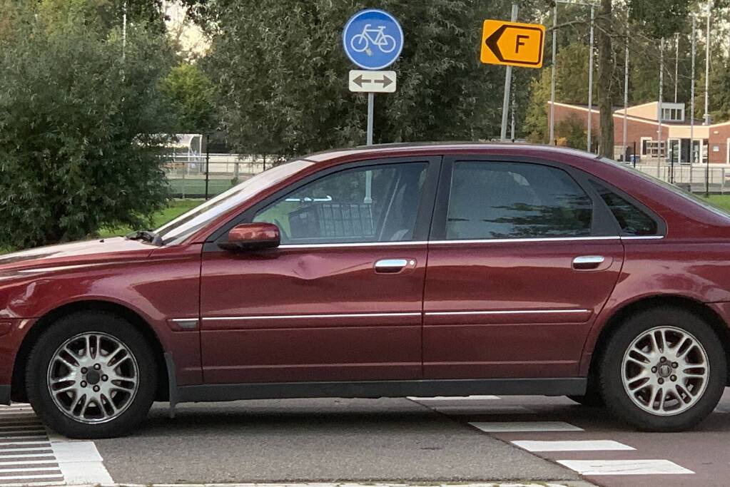 Overstekende mountainbiker botst met auto