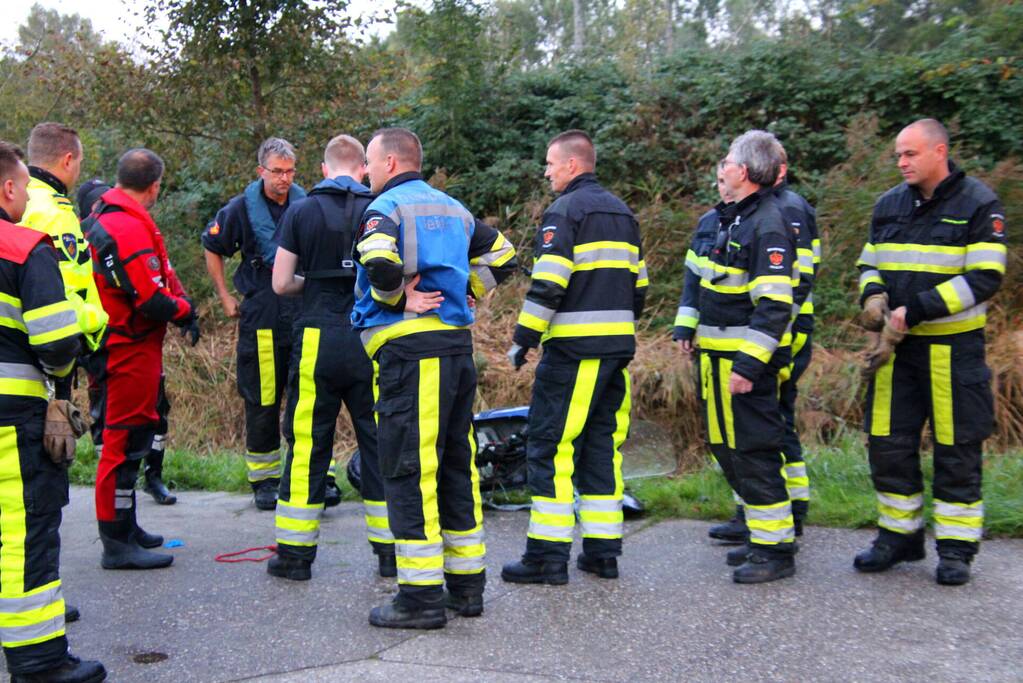 Zoekactie in water na vondst scooter in sloot