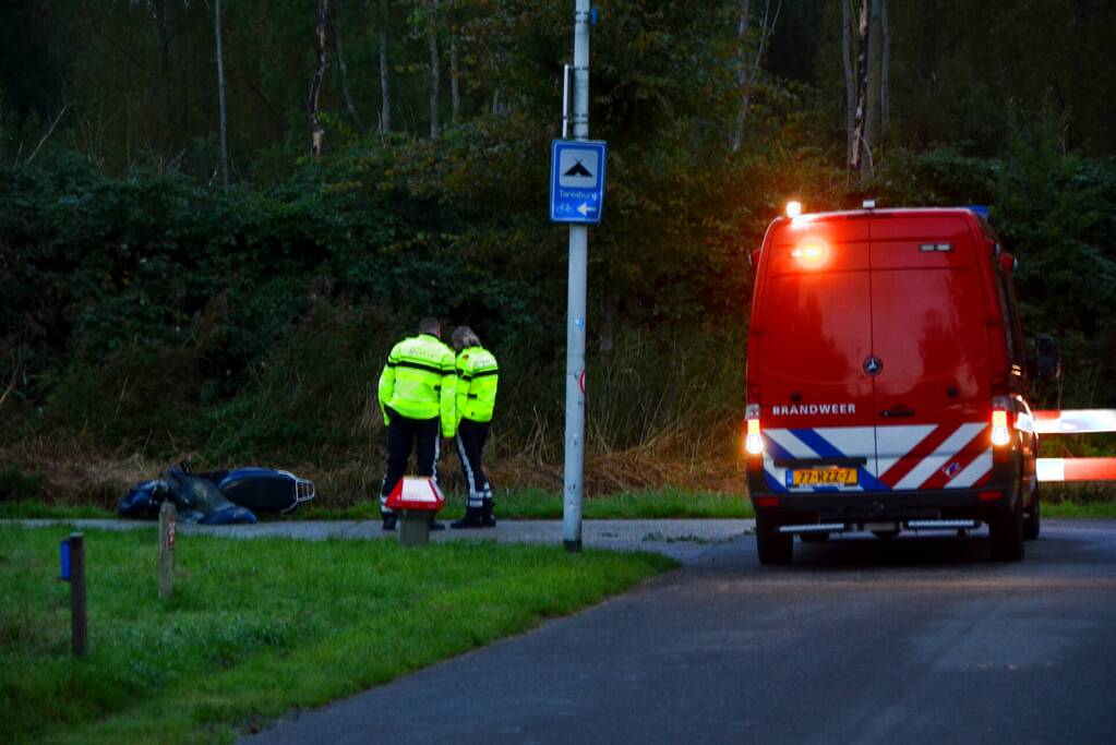 Zoekactie in water na vondst scooter in sloot