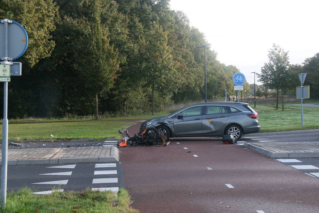 Brommerrijder gewond bij aanrijding