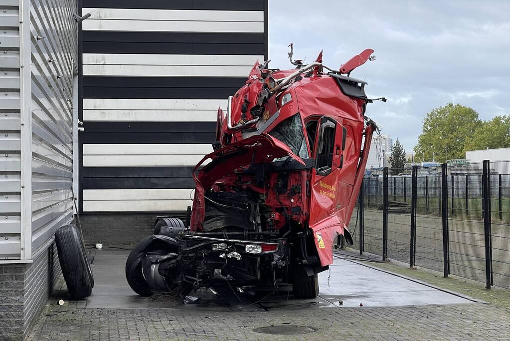 Vrachtwagens enorm beschadigd na ongeval