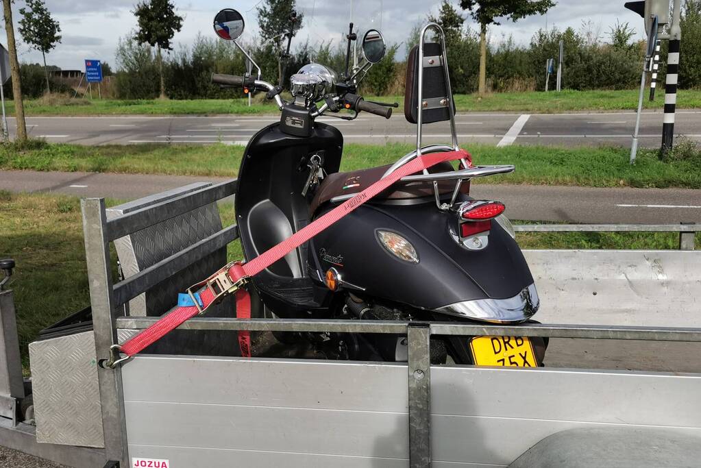 Scooterrijder gewond bij botsing met fietsster