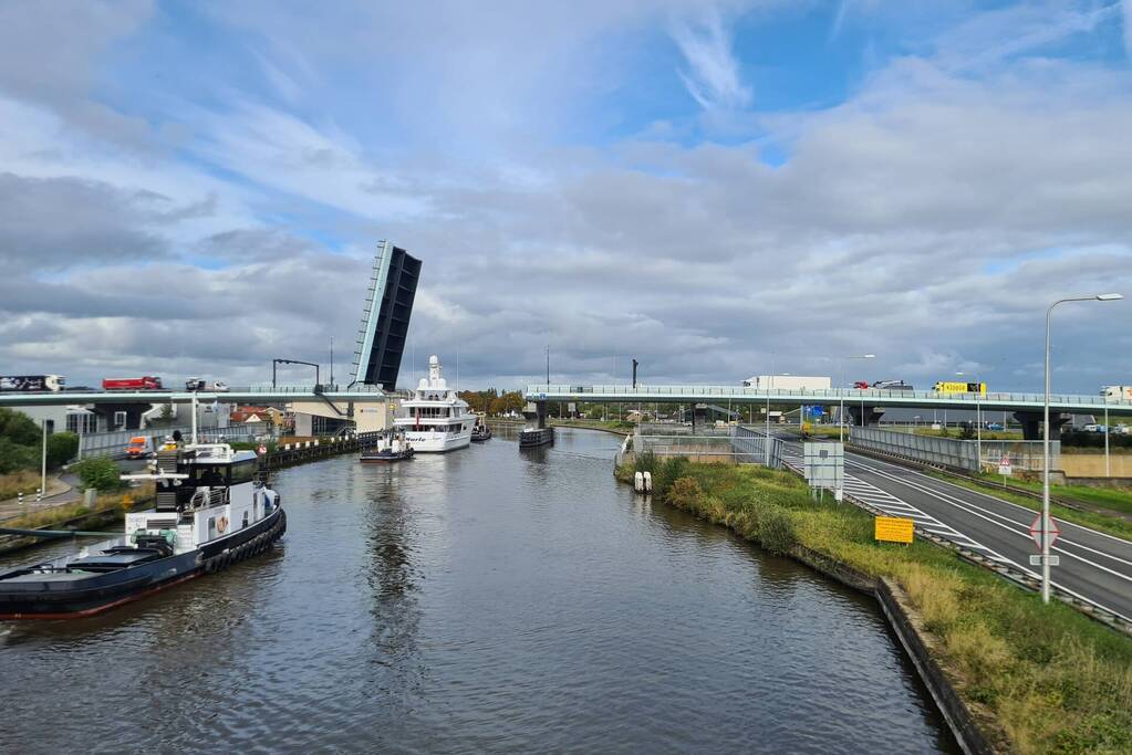 Jachtschepen Kaaimaneiland trekken veel bekijks