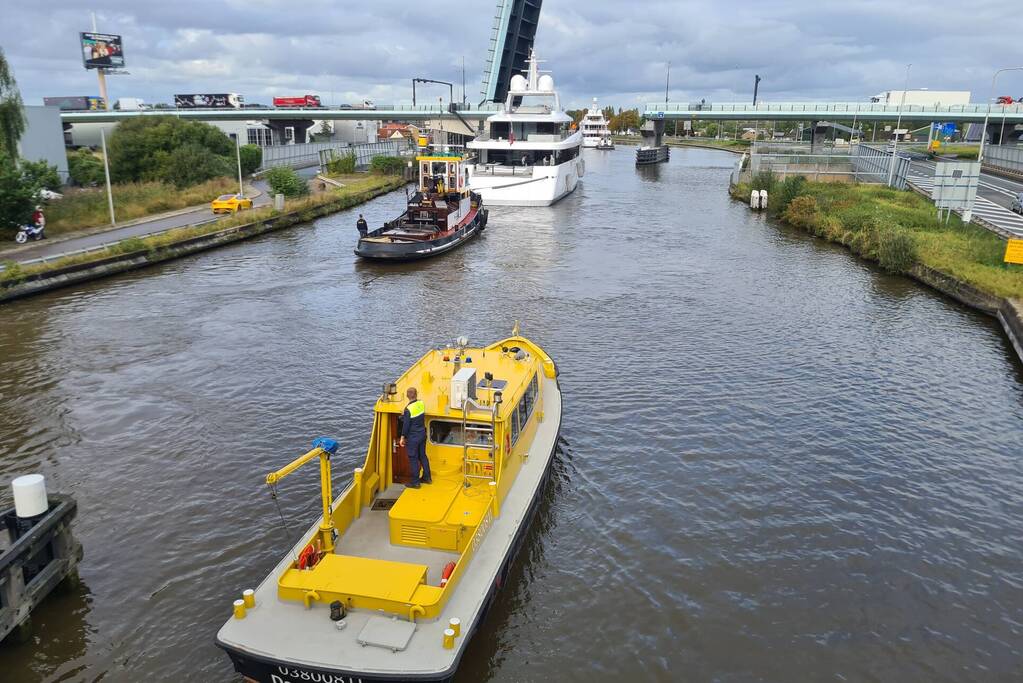 Jachtschepen Kaaimaneiland trekken veel bekijks