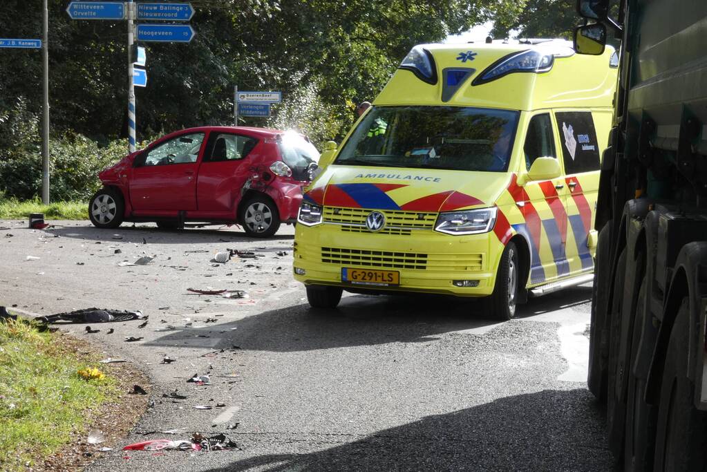 Auto loopt flinke schade op bij botsing met vrachtwagen