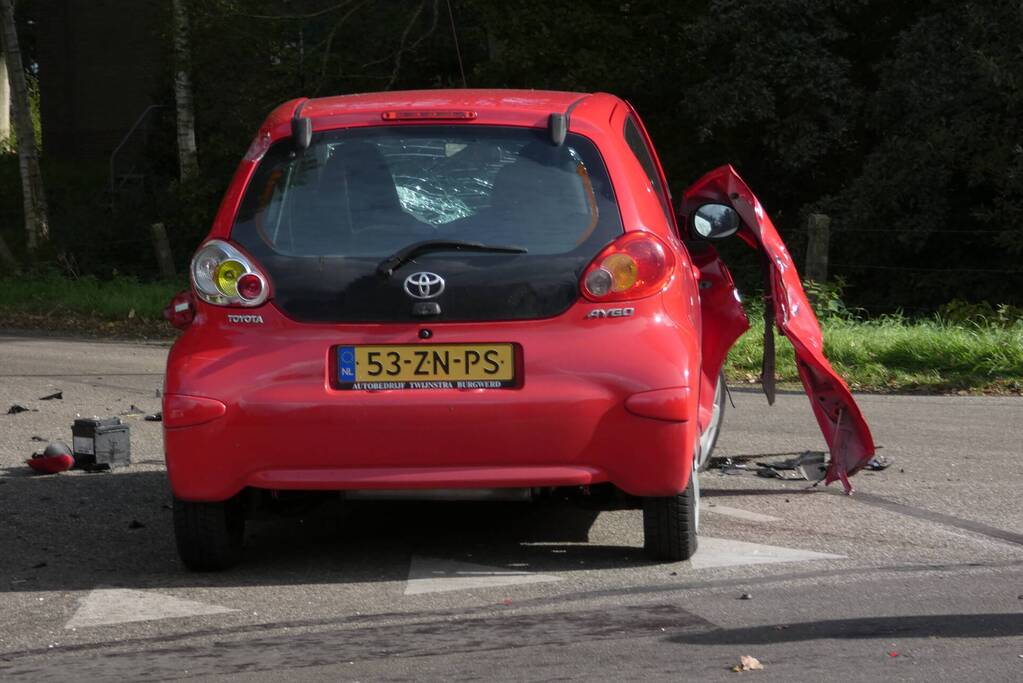 Auto loopt flinke schade op bij botsing met vrachtwagen