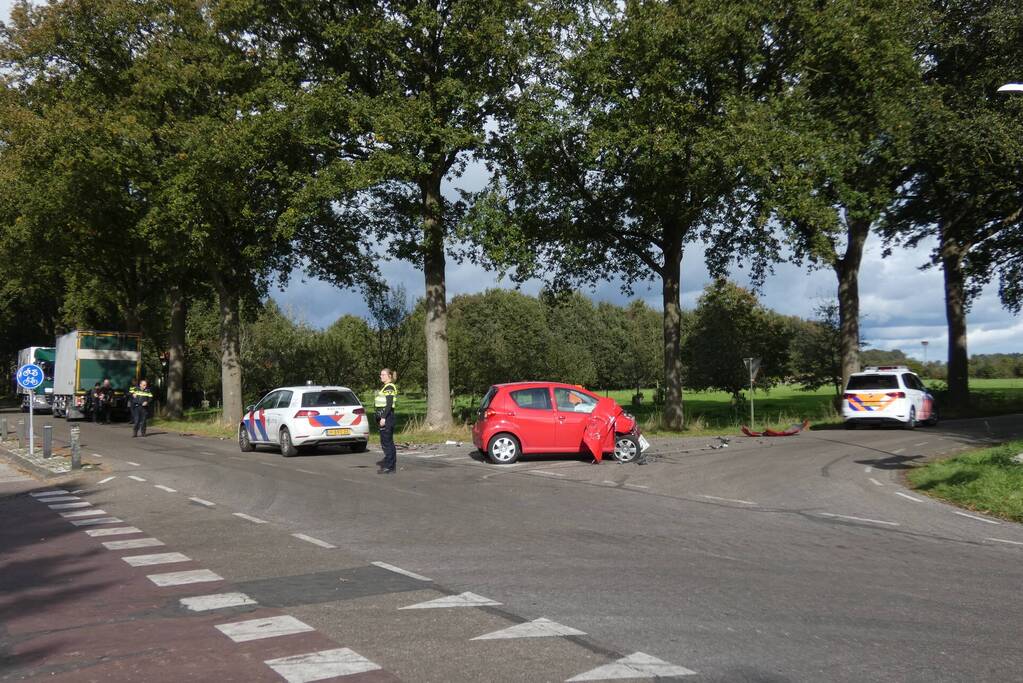 Auto loopt flinke schade op bij botsing met vrachtwagen