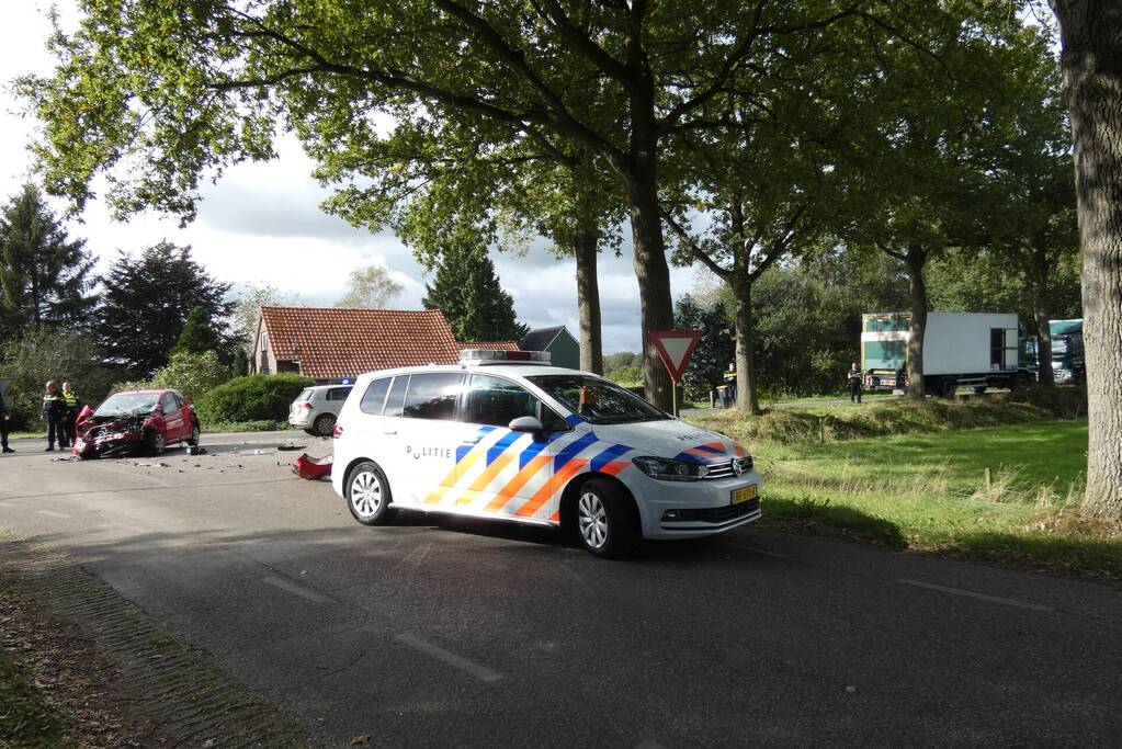 Auto loopt flinke schade op bij botsing met vrachtwagen