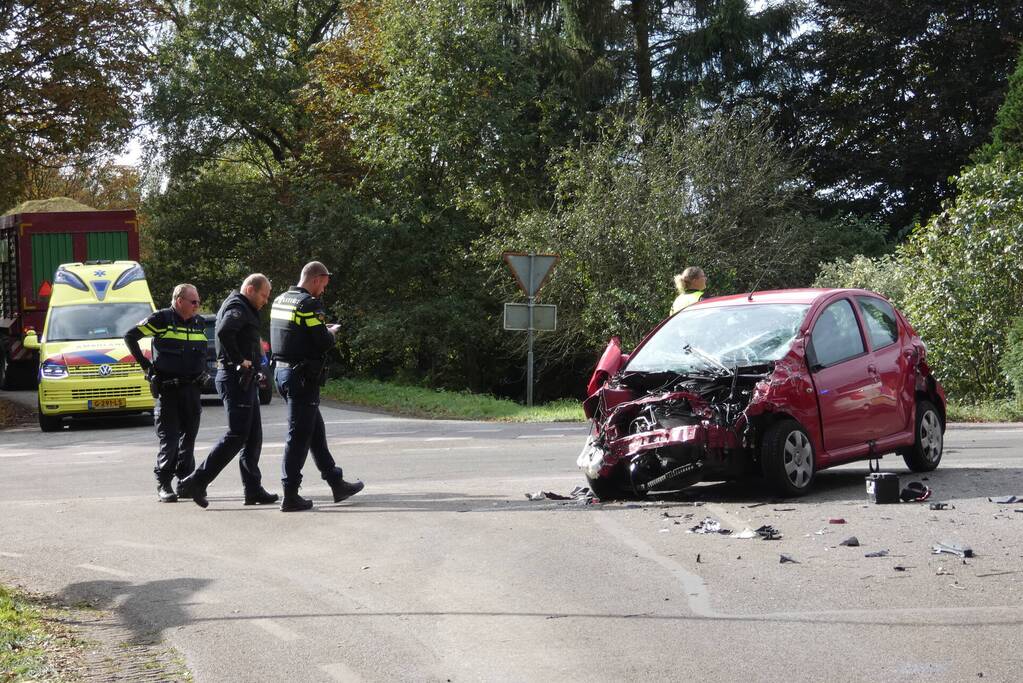 Auto loopt flinke schade op bij botsing met vrachtwagen