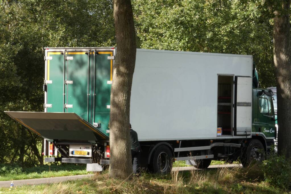 Auto loopt flinke schade op bij botsing met vrachtwagen